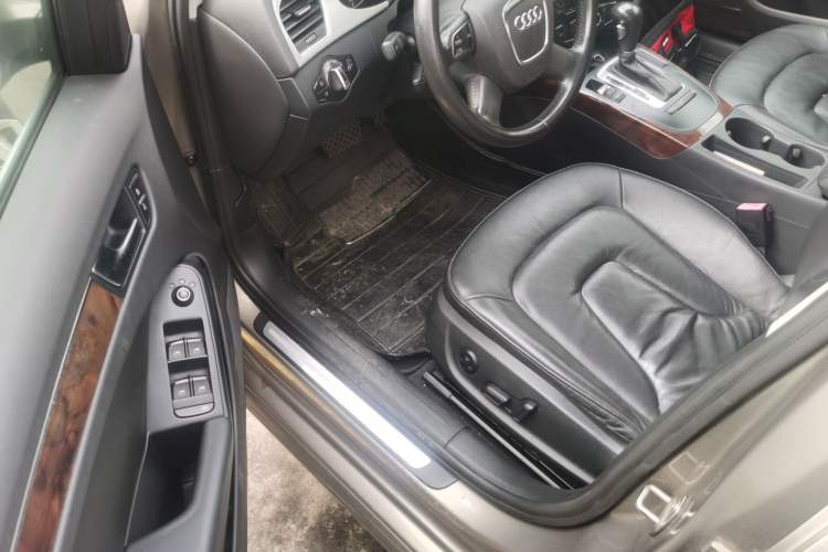 Used Audi A4L 2012 2.0 TFSI automatic Comfort trim level Driver Seat