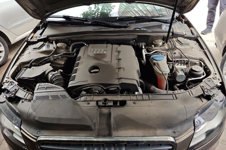 Used Audi A4L 2012 2.0 TFSI automatic standard version Engine Bay