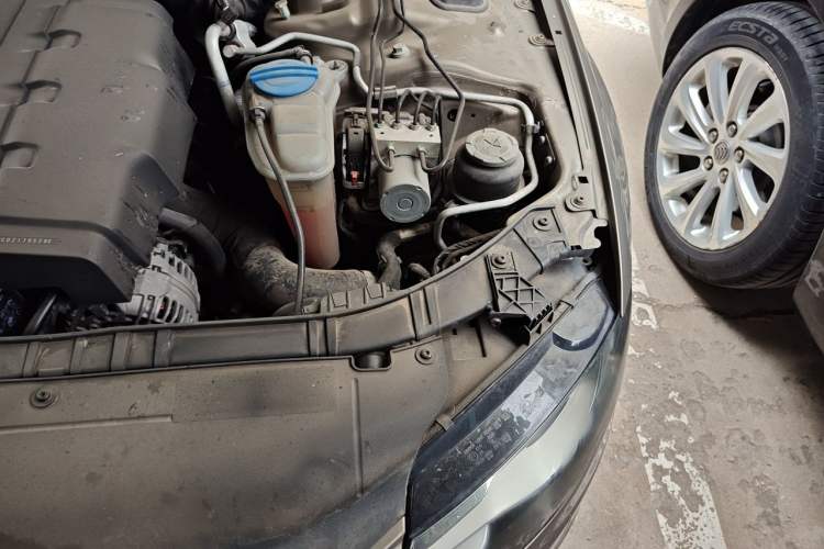 Used Audi A4L 2012 2.0 TFSI automatic standard version Engine Bay Left