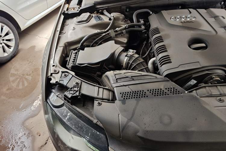 Used Audi A4L 2012 2.0 TFSI automatic standard version Engine Bay Right