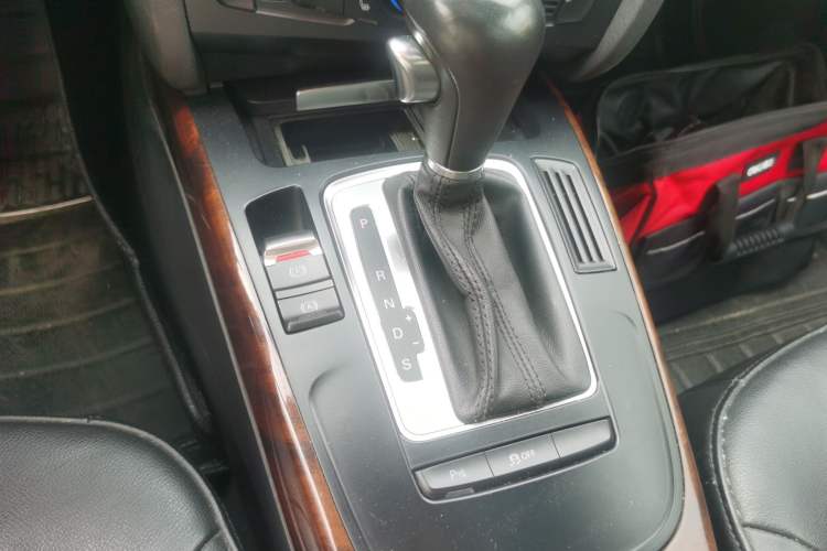 Used Audi A4L 2012 2.0 TFSI automatic Comfort trim level Gear Lever