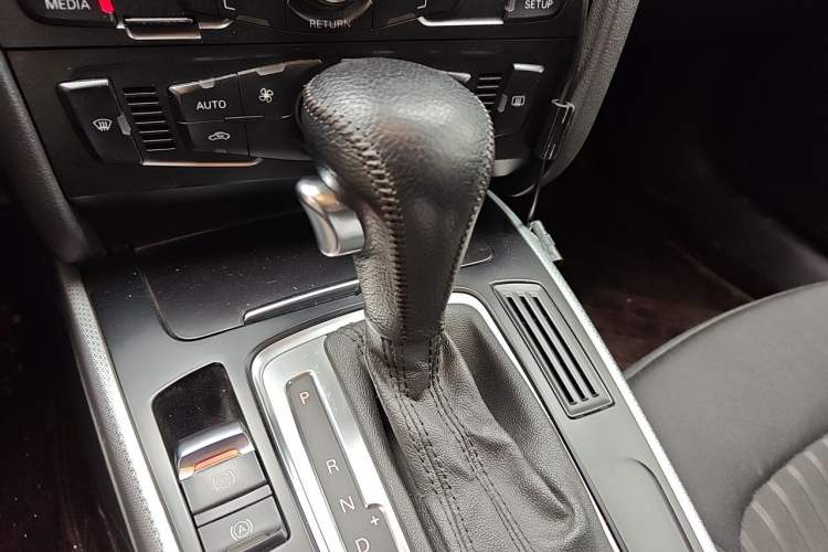 Used Audi A4L 2012 2.0 TFSI automatic standard version Gear Lever