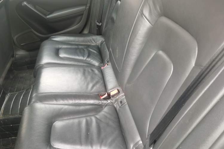 Used Audi A4L 2012 2.0 TFSI automatic Comfort trim level Left Rear Seat