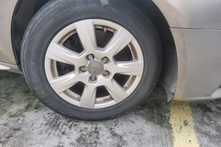 Used Audi A4L 2012 2.0 TFSI automatic Comfort trim level Right Front Wheel Hub