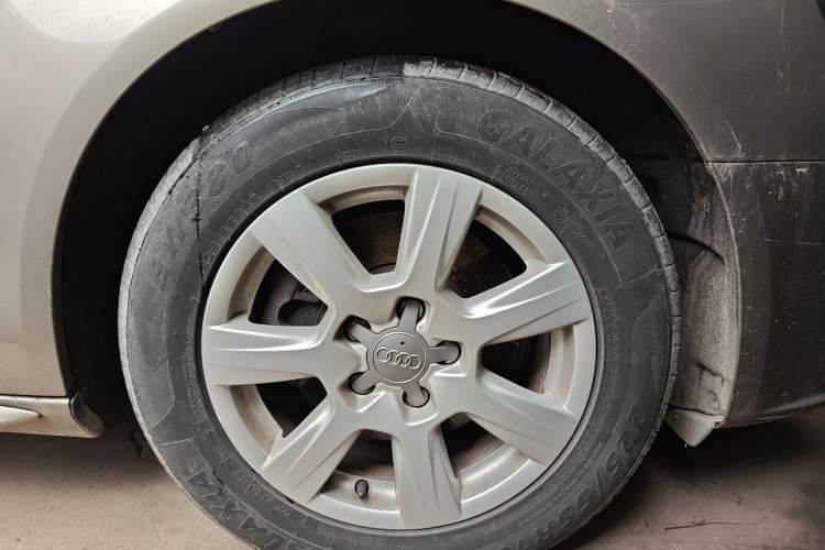 Used Audi A4L 2012 2.0 TFSI automatic standard version Right Front Wheel Hub
