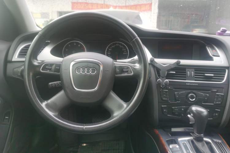 Used Audi A4L 2012 2.0 TFSI automatic Comfort trim level Steering Wheel
