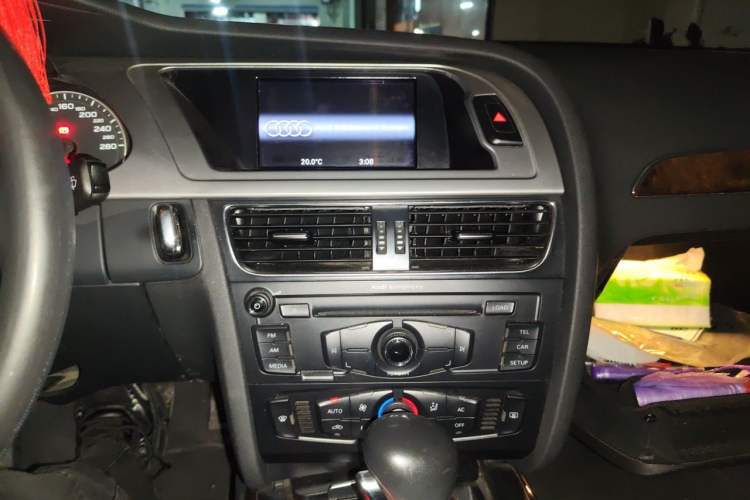 Used Audi A4L 2012 2.0 TFSI automatic Comfort trim level Audio And AC Panel