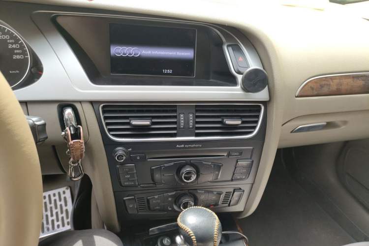 Used Audi A4L 2012 2.0 TFSI automatic standard version Audio And AC Panel