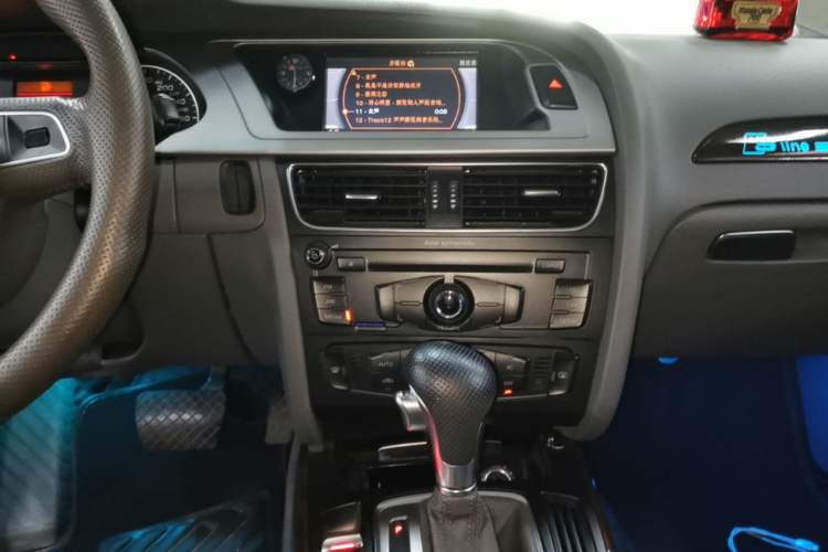 Used Audi A4L 2012 2.0 TFSI automatic Comfort trim level Audio And AC Panel
