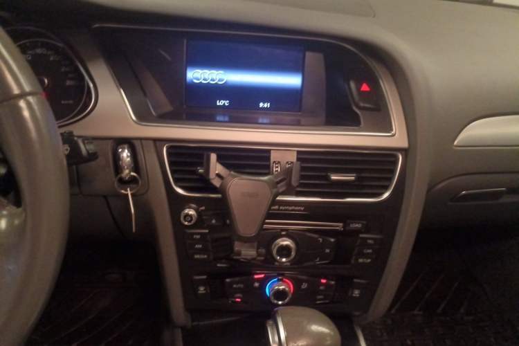 Used Audi A4L 2012 2.0 TFSI automatic Comfort trim level Audio And AC Panel