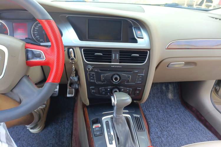 Used Audi A4L 2012 2.0 TFSI automatic standard version Audio And AC Panel