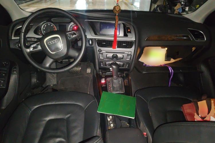 Used Audi A4L 2012 2.0 TFSI automatic Comfort trim level Center Console