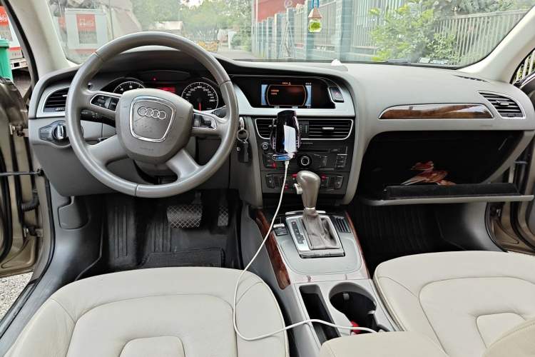 Used Audi A4L 2012 2.0 TFSI automatic Comfort trim level Center Console