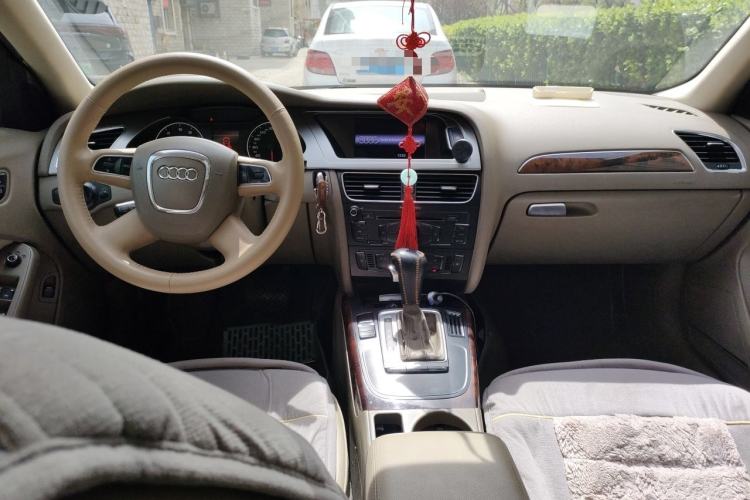 Used Audi A4L 2012 2.0 TFSI automatic standard version Center Console