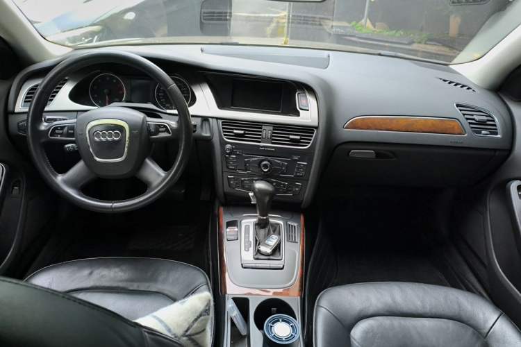 Used Audi A4L 2012 2.0 TFSI automatic standard version Center Console