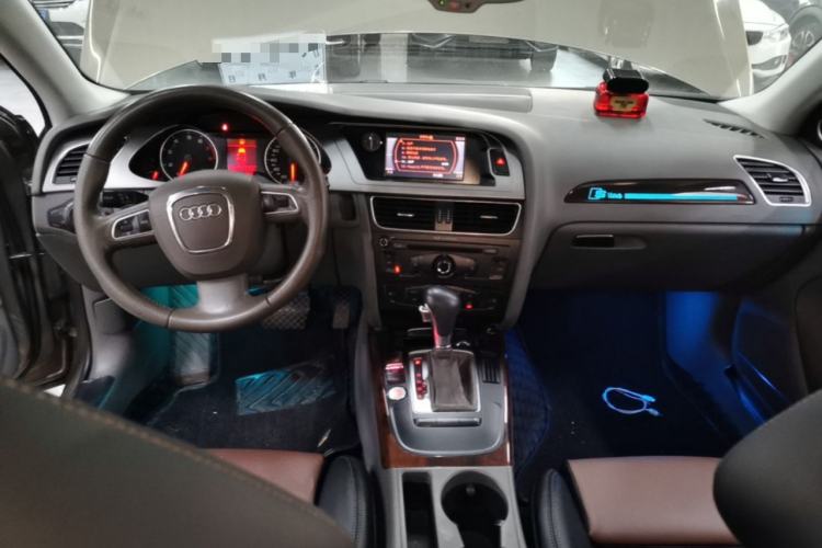 Used Audi A4L 2012 2.0 TFSI automatic Comfort trim level Center Console