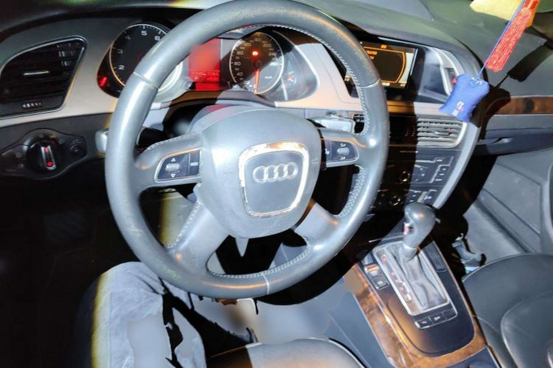 Used Audi A4L 2012 2.0 TFSI automatic Comfort trim level Center Console