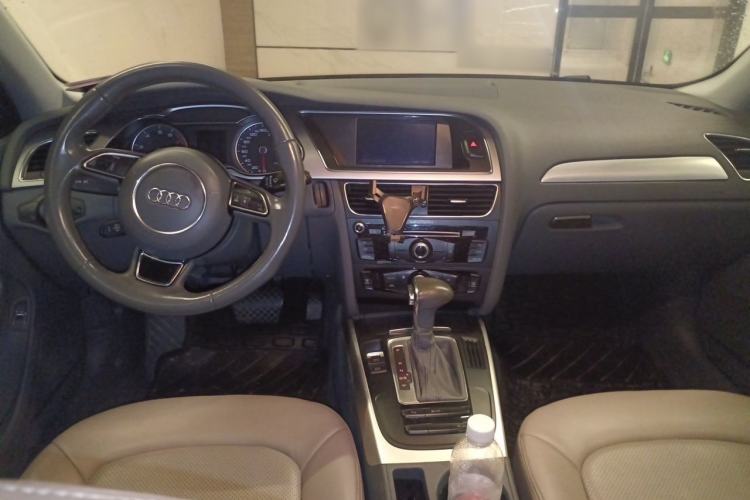 Used Audi A4L 2012 2.0 TFSI automatic Comfort trim level Center Console