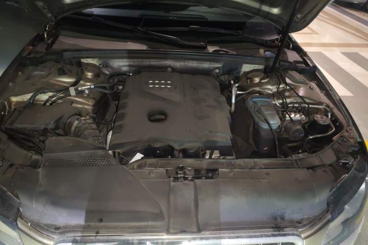 Used Audi A4L 2012 2.0 TFSI automatic Comfort trim level Engine Bay