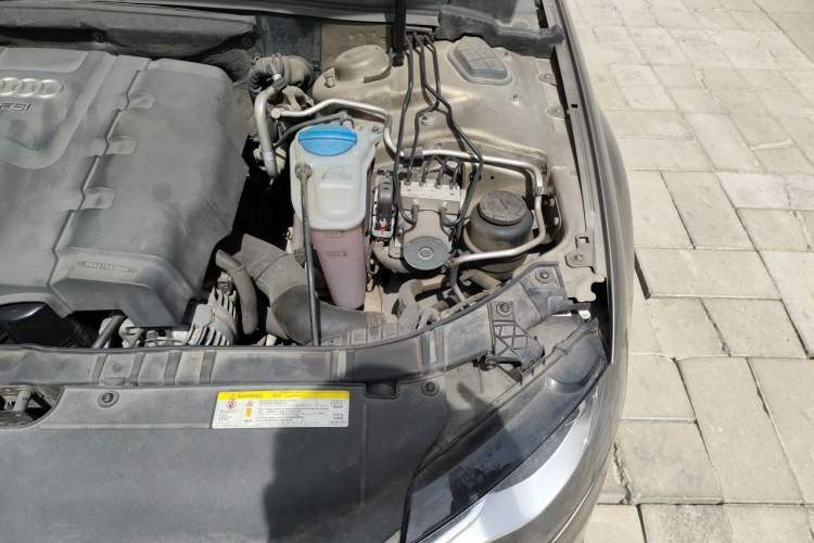 Used Audi A4L 2012 2.0 TFSI automatic standard version Engine Bay Left