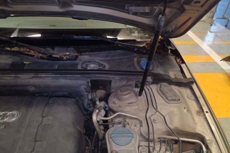 Used Audi A4L 2012 2.0 TFSI automatic Comfort trim level Engine Bay Left