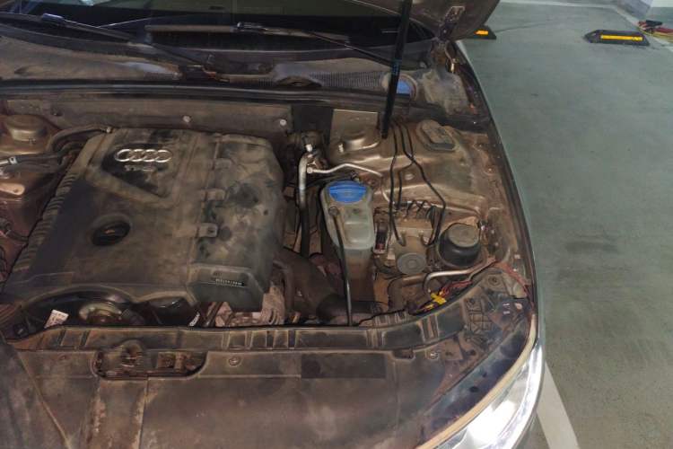 Used Audi A4L 2012 2.0 TFSI automatic standard version Engine Bay Left