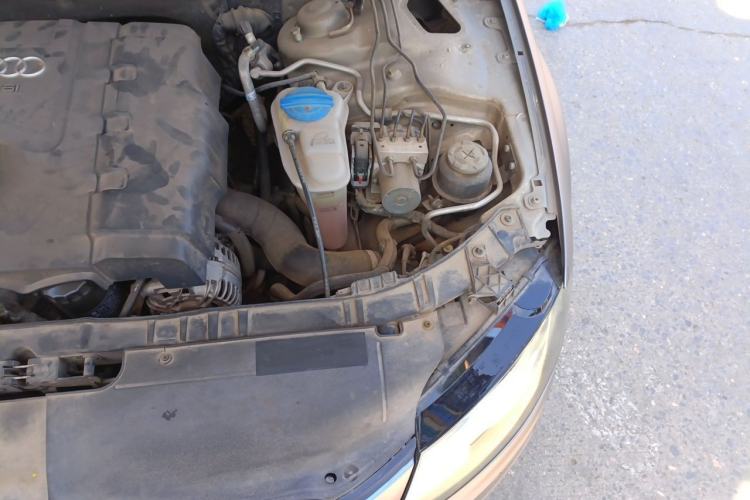 Used Audi A4L 2012 2.0 TFSI automatic standard version Engine Bay Left