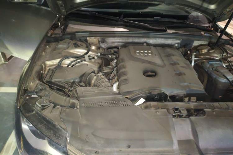 Used Audi A4L 2012 2.0 TFSI automatic Comfort trim level Engine Bay Right