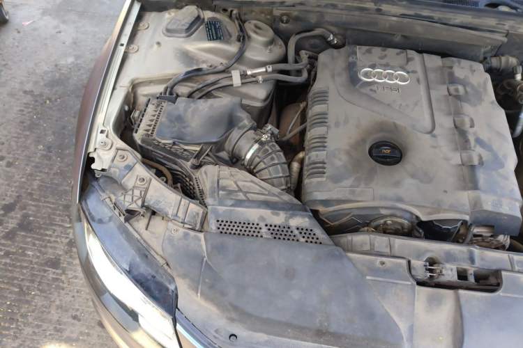 Used Audi A4L 2012 2.0 TFSI automatic standard version Engine Bay Right