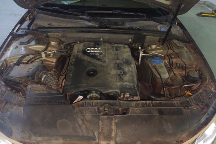 Used Audi A4L 2012 2.0 TFSI automatic standard version Engine Bay