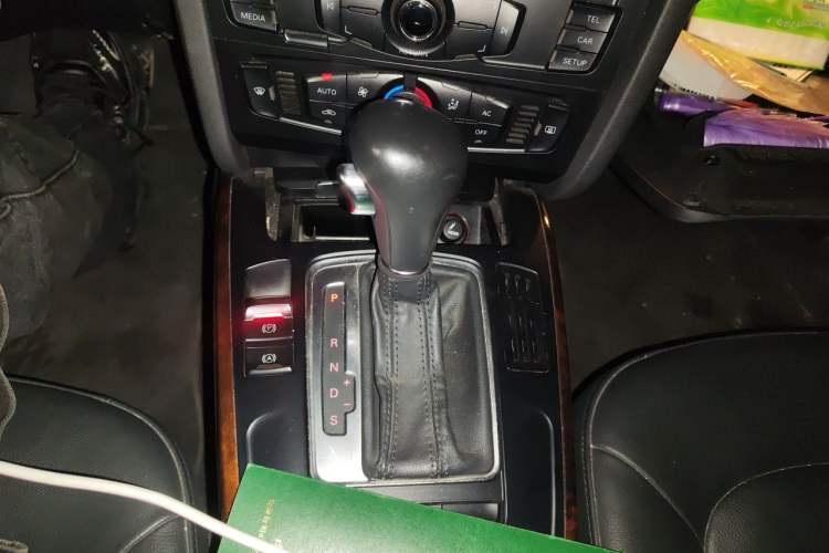 Used Audi A4L 2012 2.0 TFSI automatic Comfort trim level Gear Lever