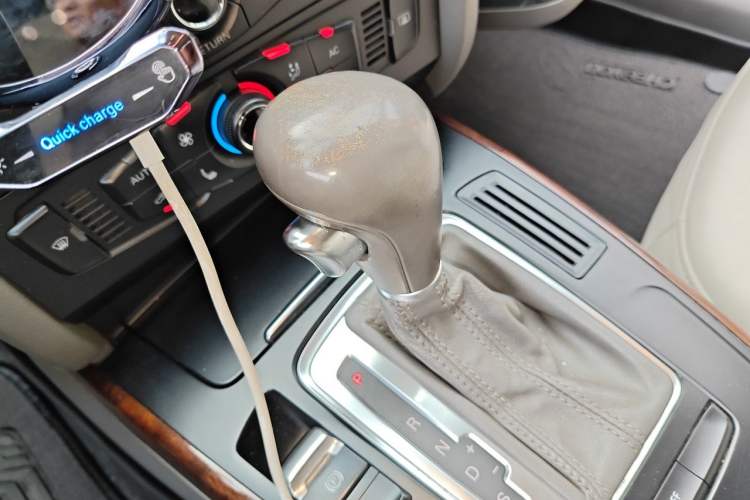 Used Audi A4L 2012 2.0 TFSI automatic Comfort trim level Gear Lever
