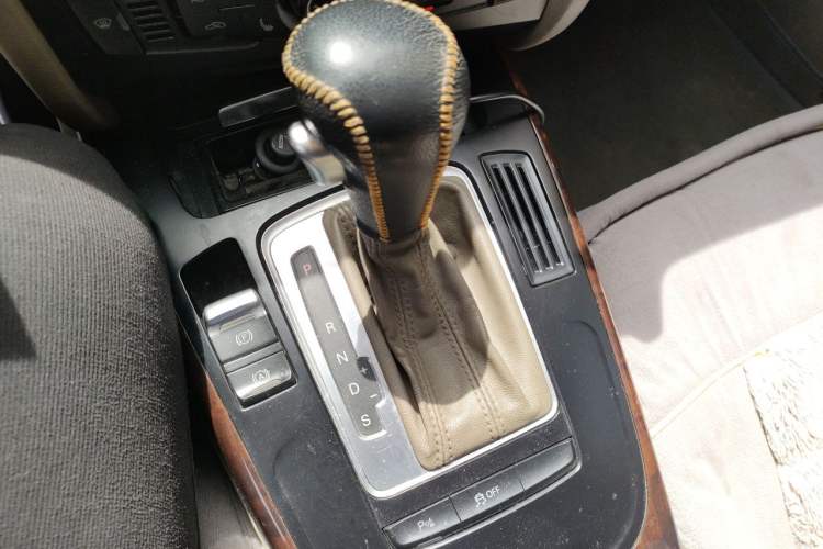 Used Audi A4L 2012 2.0 TFSI automatic standard version Gear Lever