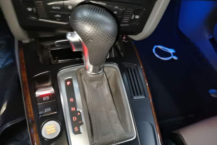 Used Audi A4L 2012 2.0 TFSI automatic Comfort trim level Gear Lever