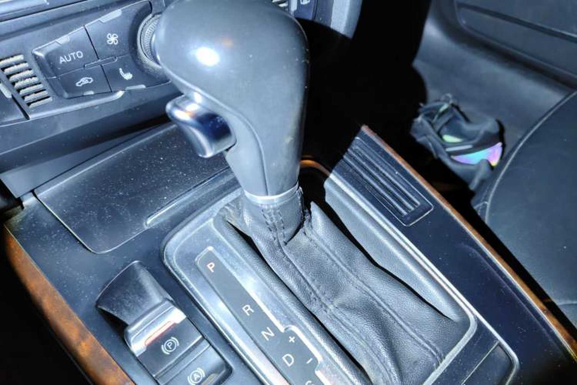 Used Audi A4L 2012 2.0 TFSI automatic Comfort trim level Gear Lever