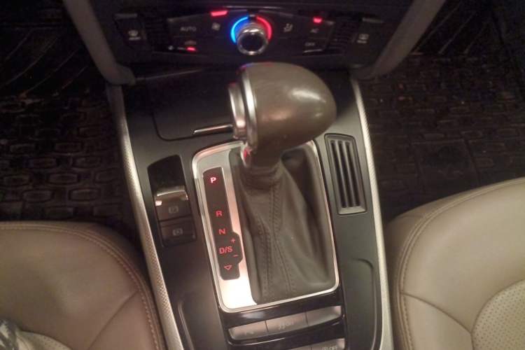 Used Audi A4L 2012 2.0 TFSI automatic Comfort trim level Gear Lever