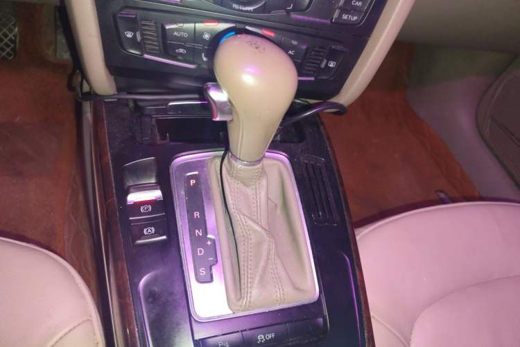 Used Audi A4L 2012 2.0 TFSI automatic standard version Gear Lever