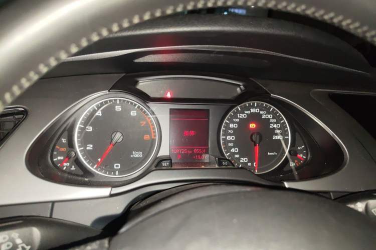 Used Audi A4L 2012 2.0 TFSI automatic Comfort trim level Instrument Cluster