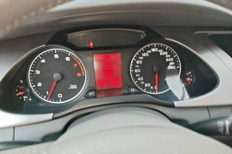 Used Audi A4L 2012 2.0 TFSI automatic Comfort trim level Instrument Cluster