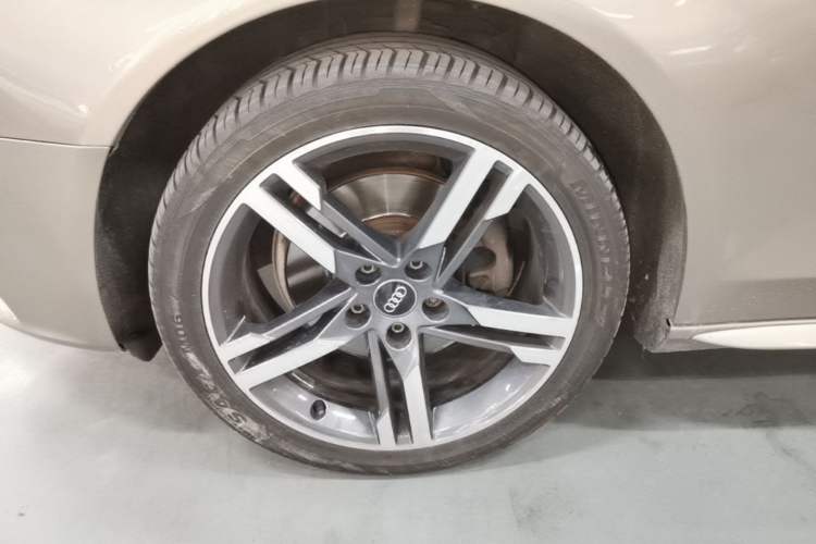 Used Audi A4L 2012 2.0 TFSI automatic Comfort trim level Left Front Wheel Hub