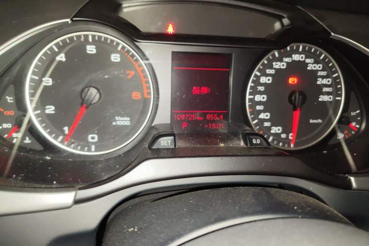 Used Audi A4L 2012 2.0 TFSI automatic Comfort trim level Odometer Close Up