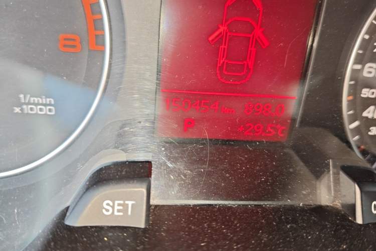 Used Audi A4L 2012 2.0 TFSI automatic Comfort trim level Odometer Close Up