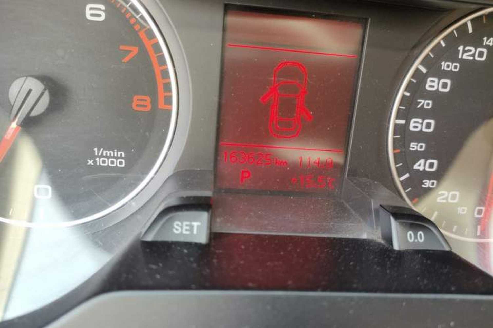 Used Audi A4L 2012 2.0 TFSI automatic standard version Odometer Close Up