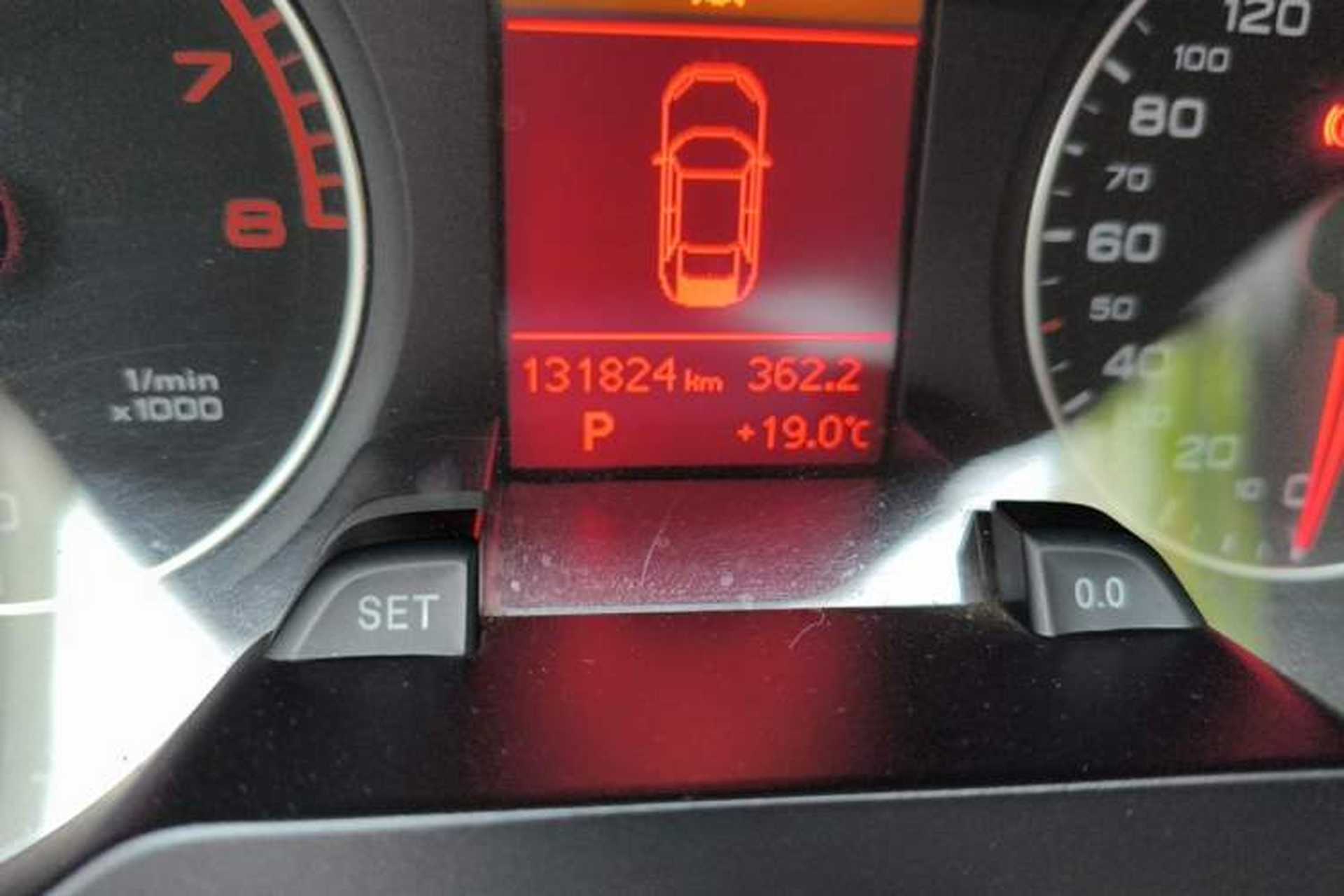 Used Audi A4L 2012 2.0 TFSI automatic standard version Odometer Close Up