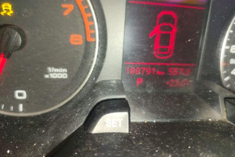 Used Audi A4L 2012 2.0 TFSI automatic standard version Odometer Close Up