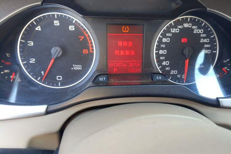 Used Audi A4L 2012 2.0 TFSI automatic standard version Odometer Close Up
