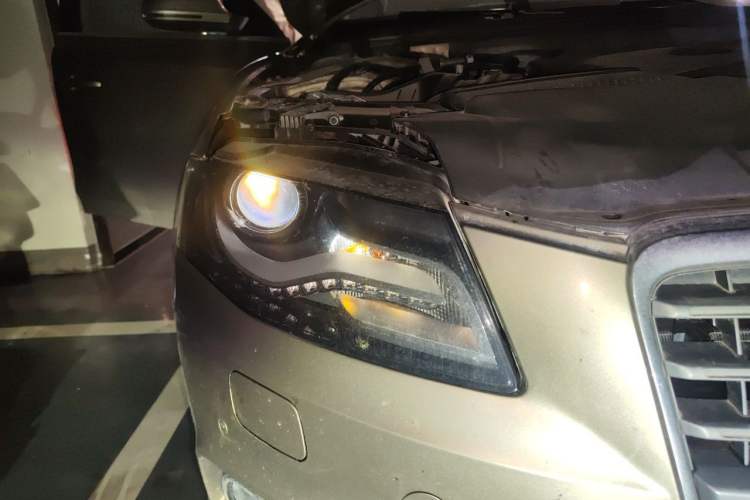 Used Audi A4L 2012 2.0 TFSI automatic Comfort trim level Right Front Headlight