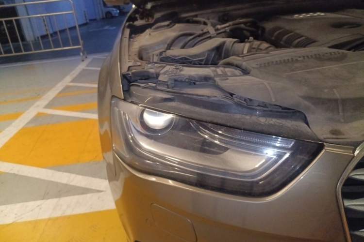 Used Audi A4L 2012 2.0 TFSI automatic Comfort trim level Right Front Headlight