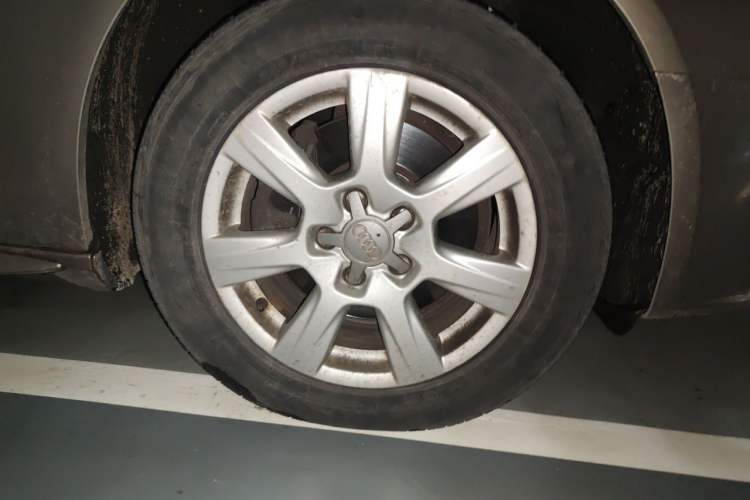 Used Audi A4L 2012 2.0 TFSI automatic Comfort trim level Right Front Wheel Hub