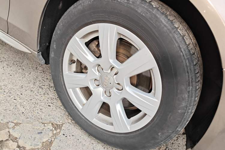 Used Audi A4L 2012 2.0 TFSI automatic Comfort trim level Right Front Wheel Hub